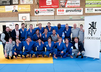 Die Herren-Judomannschaft des Remscheider TV zeigt Stärke und Einheit auf der Matte.