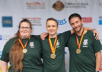 Die erfolgreiche Pistolenmannschaft des Remscheider Schützenvereins mit ihren Medaillen.