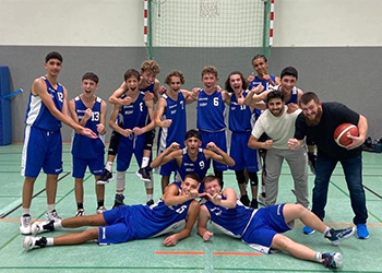 Die U18-Basketballmannschaft des Remscheider SV feiert einen Teamerfolg.